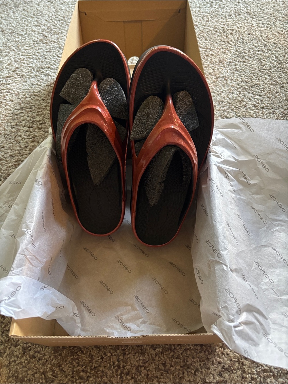 OOFOS Women's Sandal in Metallic Copper BRAND NEW WITH TAGS NEVER WORN - Picture 2 of 5